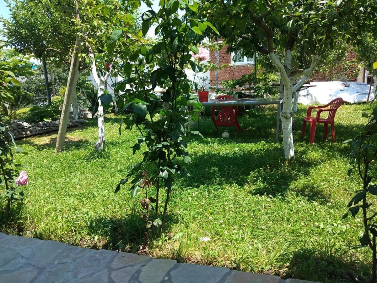Вилла Gardenhouse Memlishte Экстерьер фото